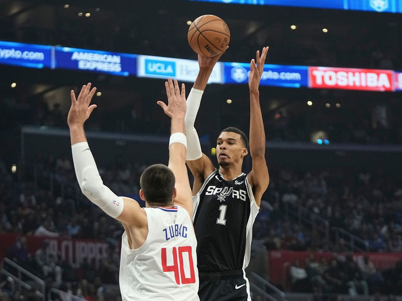 Victor Wembanyama (r) in Aktion. - Foto: Mark J. Terrill/AP