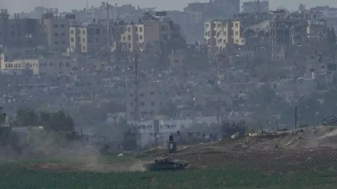 Israelische Panzer fahren entlang der israelischen Grenze zum Gazastreifen in Stellung. - Bild: Maya Alleruzzo/AP/dpa