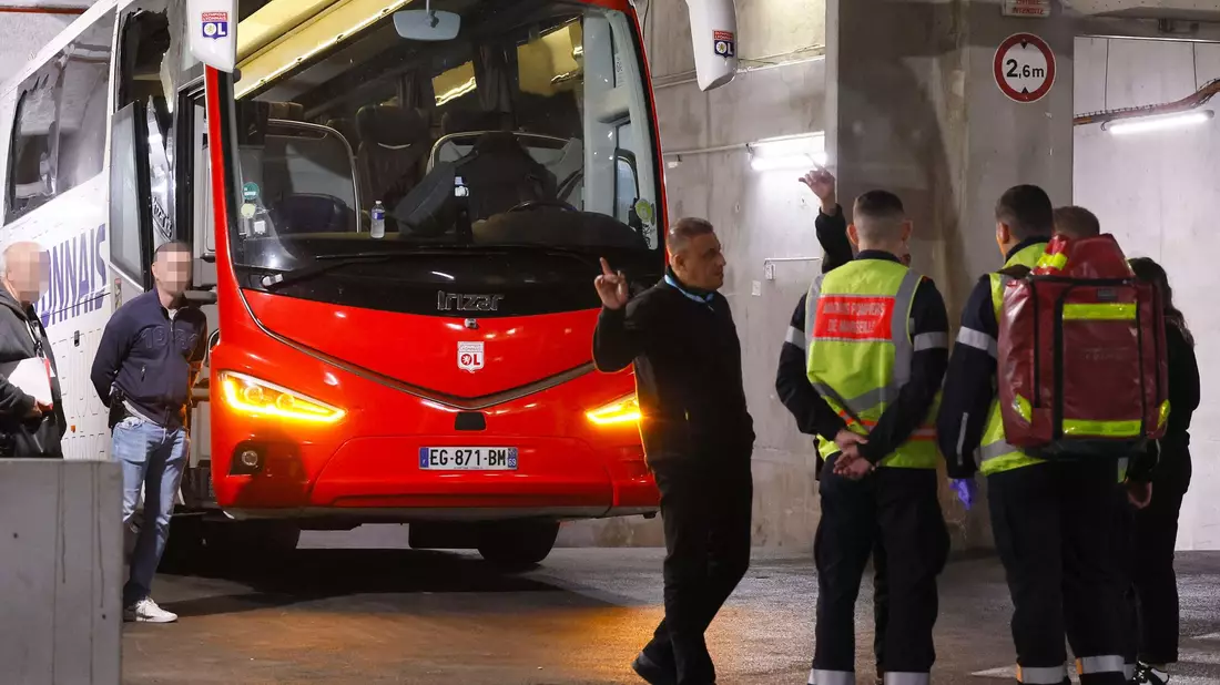 Auf den Teambus von Olympique Lyon gab es einen brutalen Angriff. - Bild: Christophe Simon/AFP/dpa