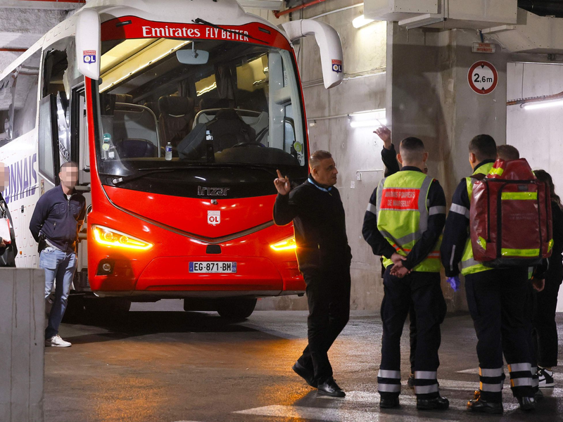 Auf den Teambus von Olympique Lyon gab es einen brutalen Angriff. - Foto: Christophe Simon/AFP/dpa