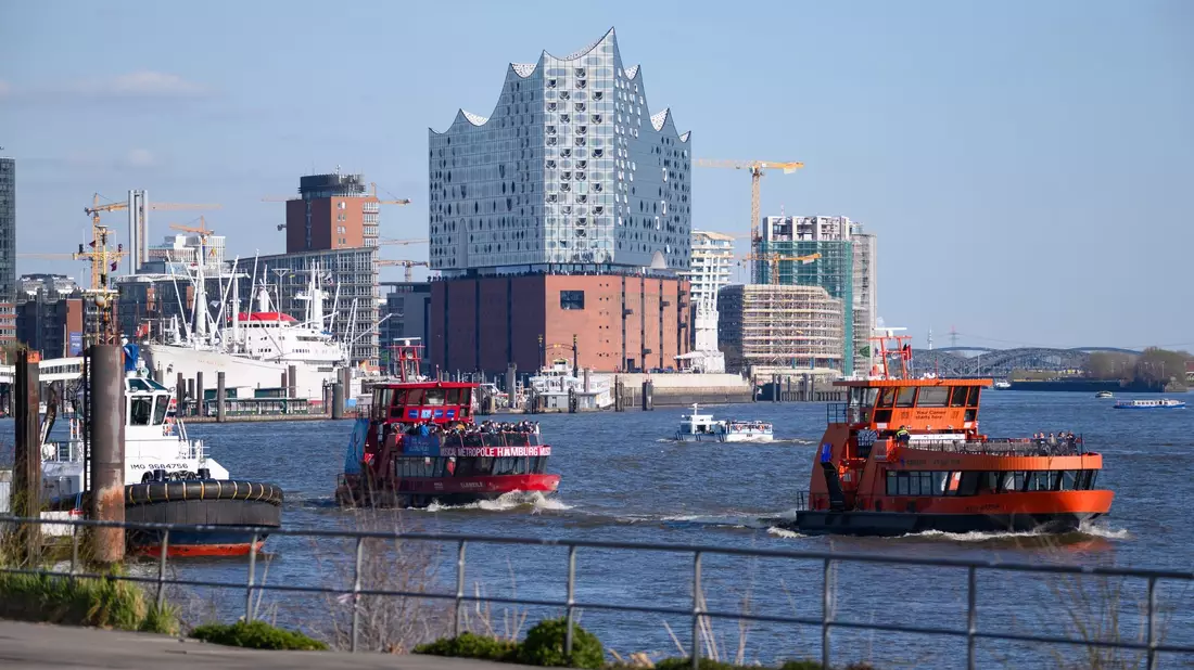 Unglücksort HafenCity: In dem Areal, das auch Standort der Elbphilharmie ist, wird immer noch gebaut. (Archivbild) - Bild: Jonas Walzberg/dpa
