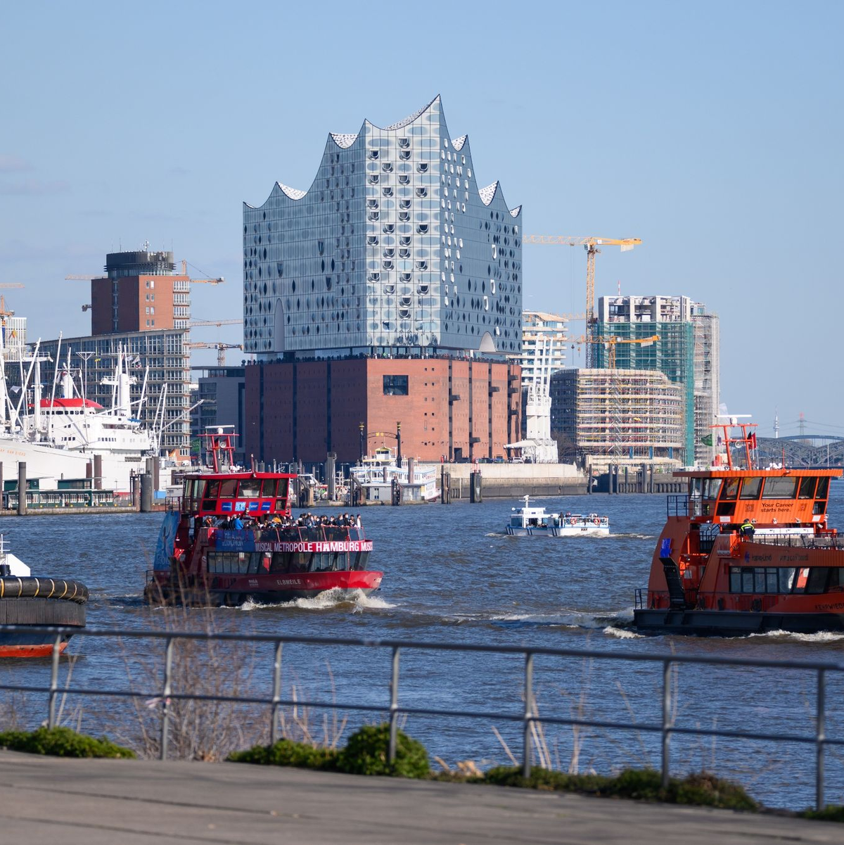 Unglücksort HafenCity: In dem Areal, das auch Standort der Elbphilharmie ist, wird immer noch gebaut. (Archivbild) - Foto: Jonas Walzberg/dpa