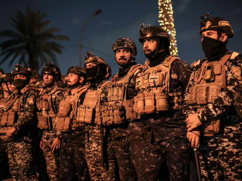 Während einer Demonstration zur Unterstützung der Palästinenser und gegen die US-Unterstützung für Israel stehen irakische Soldaten in der Nähe der US-Botschaft in Bagdad Wache. (Archivbild) - Foto: Ameer Al-Mohammedawi/dpa