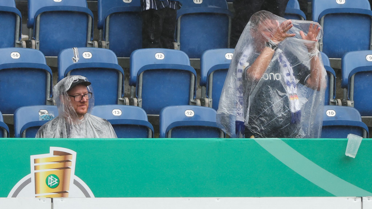 Saarbrückens Ludwigsparkstadion ist durch die Regenfälle derzeit in schlechtem Zustand. - Foto: Friso Gentsch/dpa