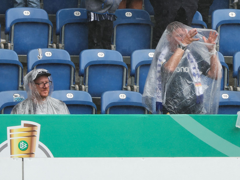 Saarbrückens Ludwigsparkstadion ist durch die Regenfälle derzeit in schlechtem Zustand. - Foto: Friso Gentsch/dpa
