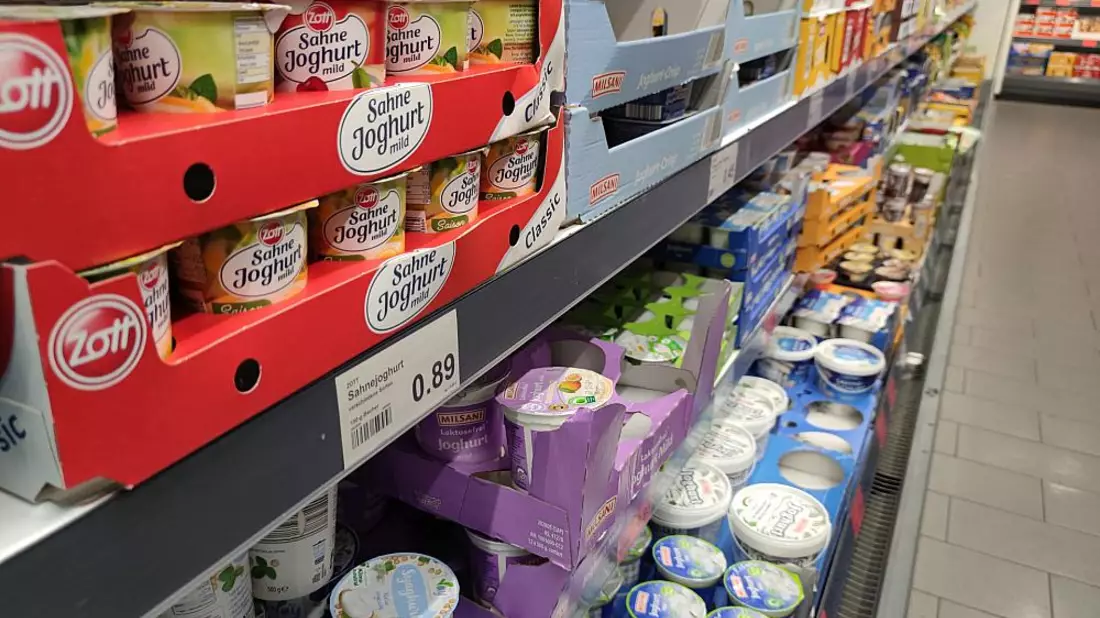 Joghurt in einem Supermarktregal (Archiv) - Bild: über dts Nachrichtenagentur