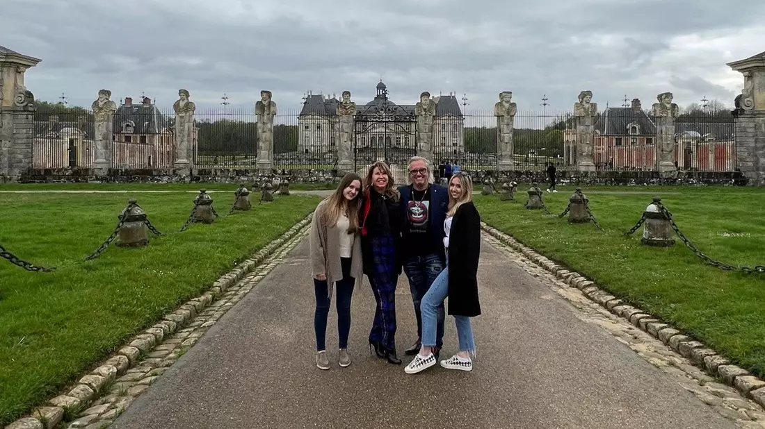 Geissens' Mega Mansions: Geschichtsunterricht mit Shania und Davina - und Robert auf den Spuren von Pierre Cardin - Bild: presseportal.de