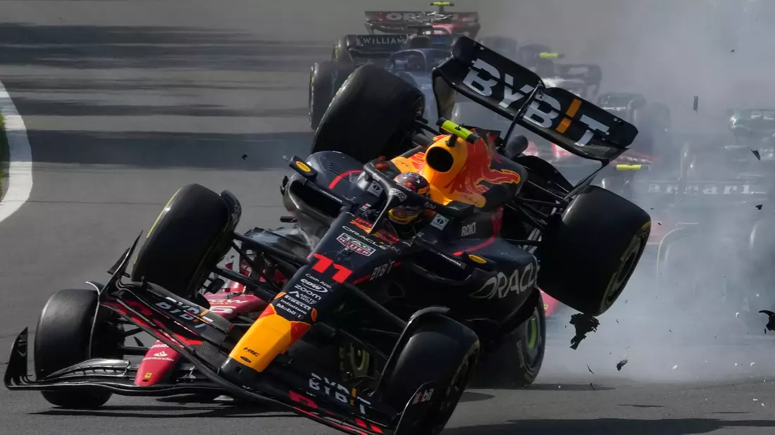 Red-Bull-Pilo Sergio Pérez sorgte in seiner Heimat für einen Unfall. - Bild: Fernando Llano/AP