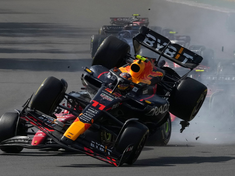 Red-Bull-Pilo Sergio Pérez sorgte in seiner Heimat für einen Unfall. - Foto: Fernando Llano/AP