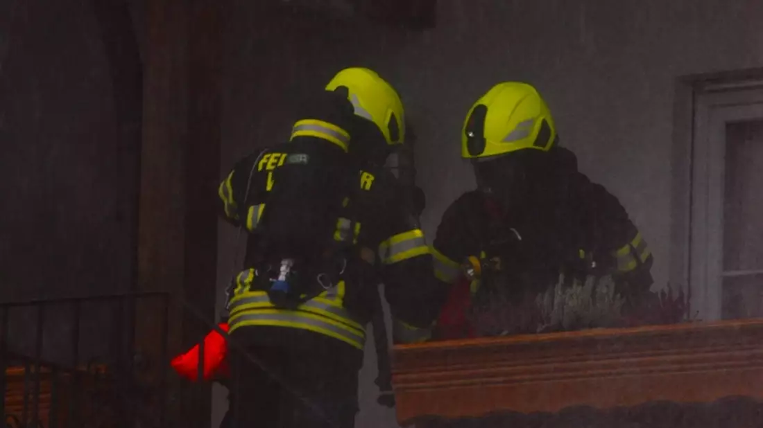 FW Wenden: Gasthof Scherer in Schönau brennt - Abschlussübung der Feuerwehr Wenden - Bild: presseportal.de