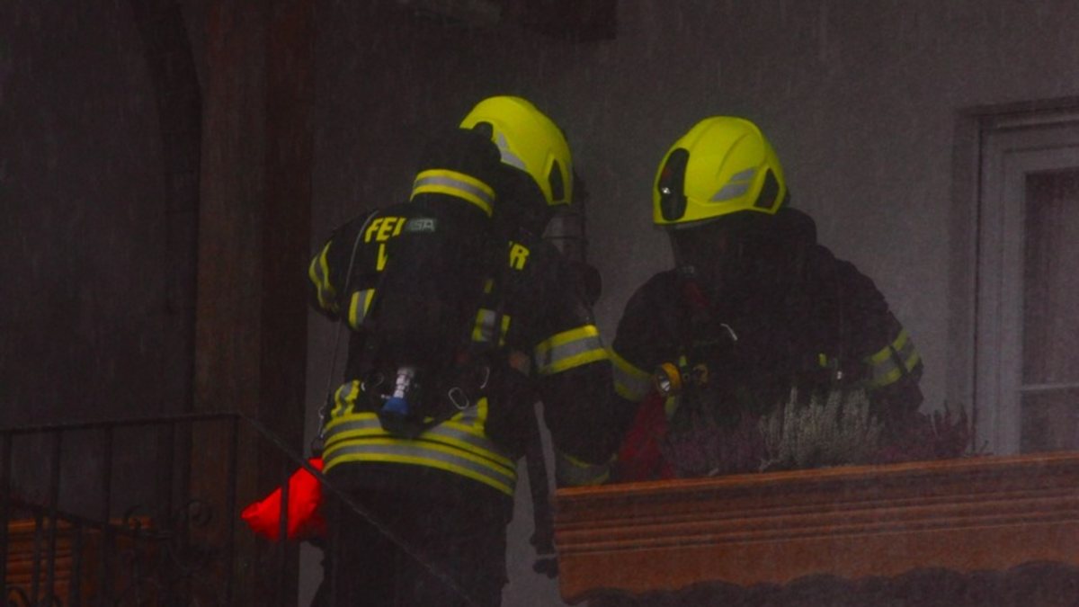 FW Wenden: Gasthof Scherer in Schönau brennt - Abschlussübung der Feuerwehr Wenden - Foto: presseportal.de