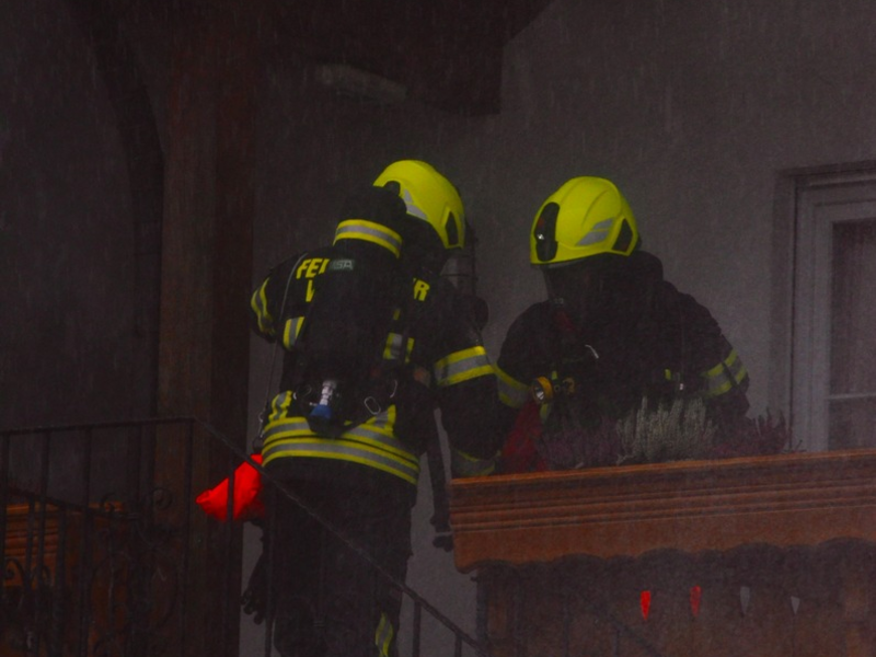 FW Wenden: Gasthof Scherer in Schönau brennt - Abschlussübung der Feuerwehr Wenden - Foto: presseportal.de