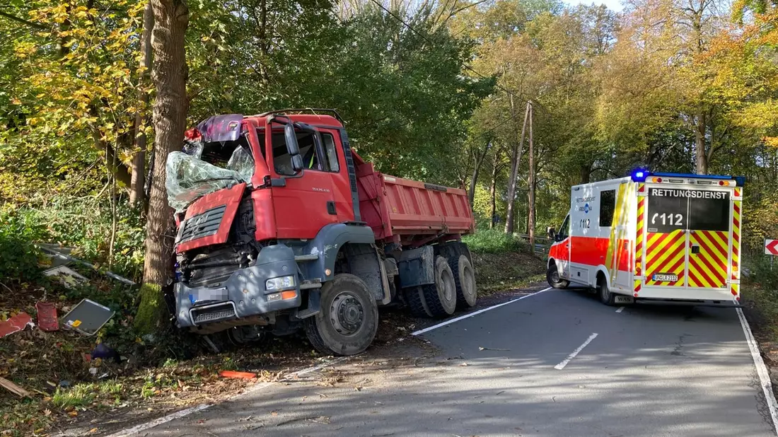 POL-UN: Holzwickede - Mühlenstraße / Langscheder Straße - PKW schneidet Kurve, LKW weicht aus und kommt nach rechts von der Fahrbahn ab - Bild: presseportal.de