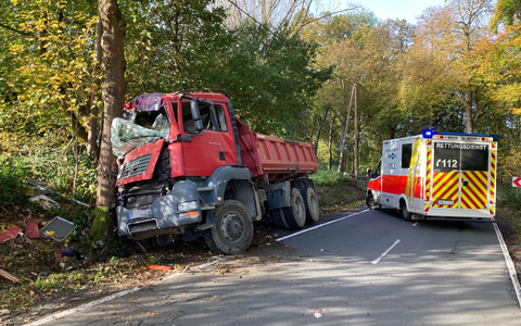 POL-UN: Holzwickede - Mühlenstraße / Langscheder Straße - PKW schneidet Kurve, LKW weicht aus und kommt nach rechts von der Fahrbahn ab - Foto: presseportal.de