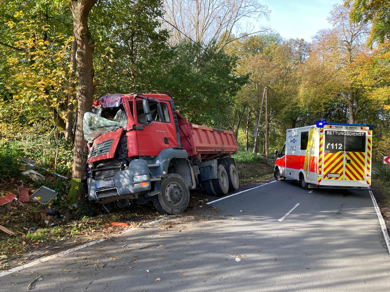 POL-UN: Holzwickede - Mühlenstraße / Langscheder Straße - PKW schneidet Kurve, LKW weicht aus und kommt nach rechts von der Fahrbahn ab - Foto: presseportal.de