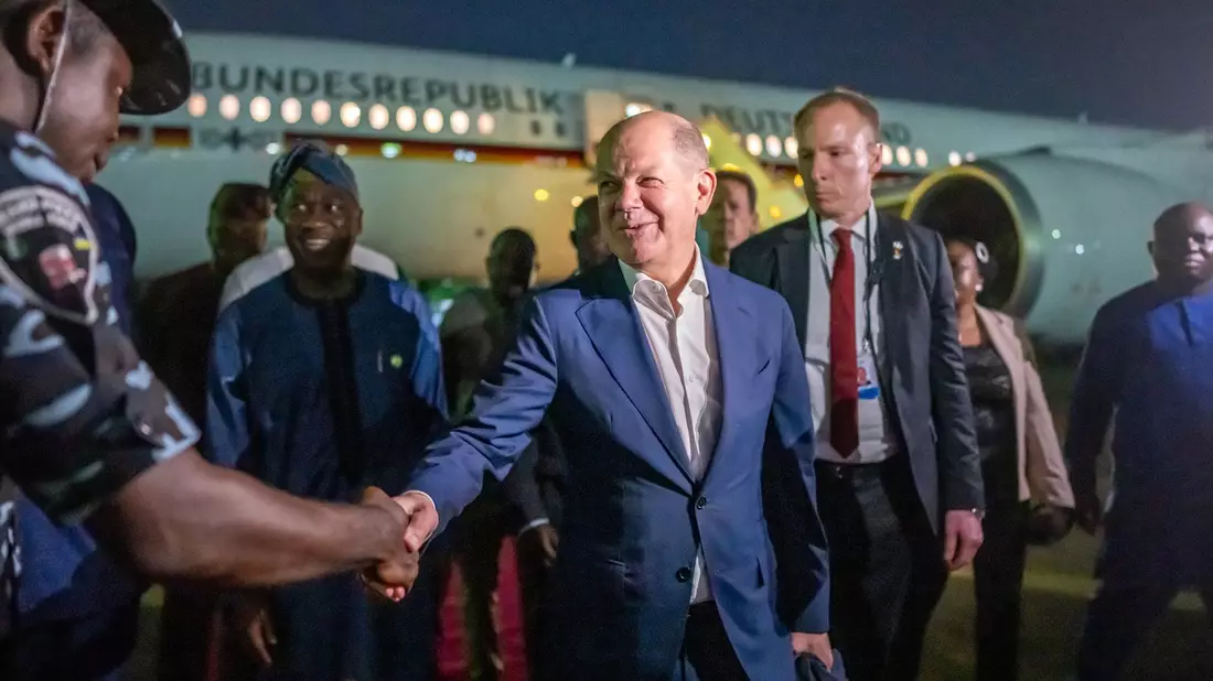 Bundeskanzler Olaf Scholz ist zu Gesprächen mit dem nigerianischen Präsidenten Bola Tinubu nach Lagos geflogen. - Bild: Michael Kappeler/dpa