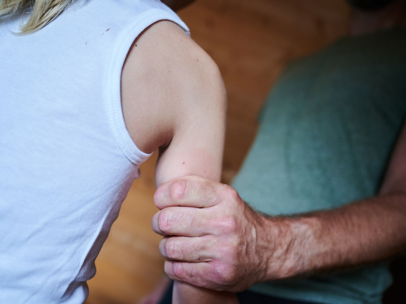 In der Familie nicht sicher: Häufig stehen bei sexueller Gewalt gegen Kinder und Jugendliche Opfer und Täter in einem verwandtschaftlichen Verhältnis. - Foto: Annette Riedl/dpa