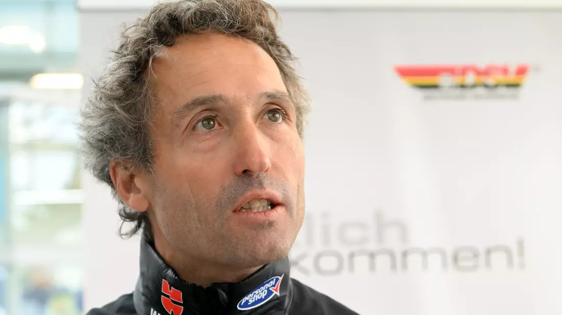 Langlauf-Teamchef Peter Schlickenrieder ist sauer auf den Ski-Weltverband. - Bild: Jens Niering/dpa