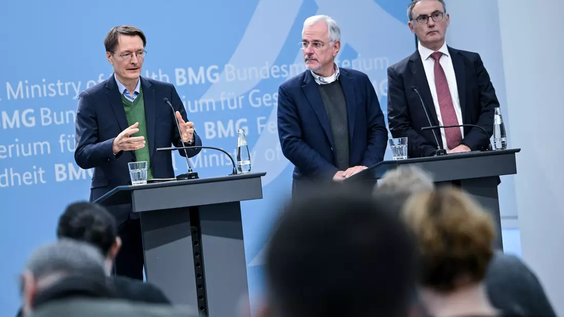 Zusammen mit dem Kardiologen Benny Levenson Christoph Straub von der Krankenkasse Barmer hat Gesundheitsminister Karl Lauterbach seine Strategie zur Früherkennung und Versorgung von Herz-Kreislauf-Erkrankungen präsentiert. - Bild: Britta Pedersen/dpa