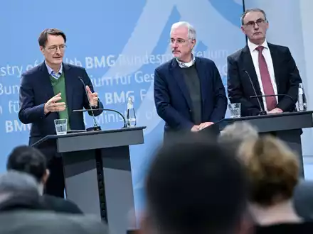Zusammen mit dem Kardiologen Benny Levenson Christoph Straub von der Krankenkasse Barmer hat Gesundheitsminister Karl Lauterbach seine Strategie zur Früherkennung und Versorgung von Herz-Kreislauf-Erkrankungen präsentiert. - Foto: Britta Pedersen/dpa