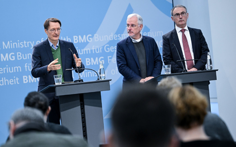 Zusammen mit dem Kardiologen Benny Levenson Christoph Straub von der Krankenkasse Barmer hat Gesundheitsminister Karl Lauterbach seine Strategie zur Früherkennung und Versorgung von Herz-Kreislauf-Erkrankungen präsentiert. - Foto: Britta Pedersen/dpa