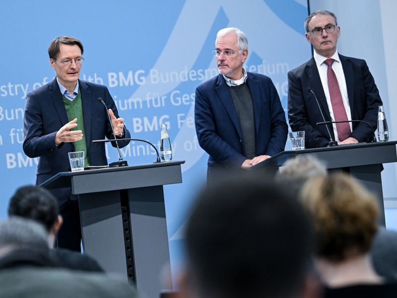 Zusammen mit dem Kardiologen Benny Levenson Christoph Straub von der Krankenkasse Barmer hat Gesundheitsminister Karl Lauterbach seine Strategie zur Früherkennung und Versorgung von Herz-Kreislauf-Erkrankungen präsentiert. - Foto: Britta Pedersen/dpa