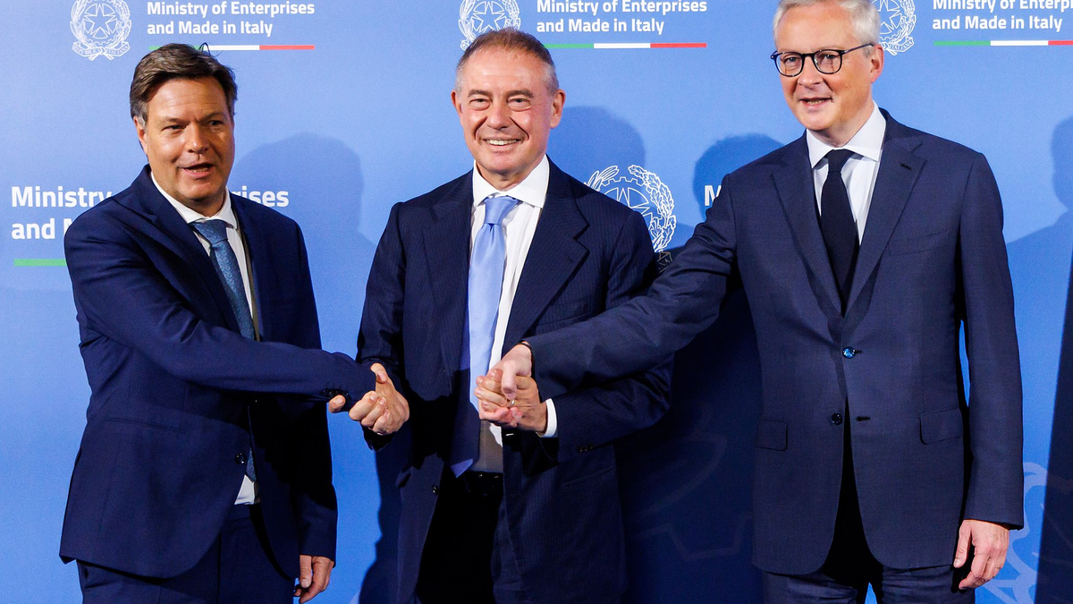 Wirtschaftsminister Robert Habeck (l-r) mit seinen Amtskollegen  Adolfo Urso und Bruno Le Maire in Rom. - Foto: Roberto Monaldo/LaPresse/Zuma Press/dpa
