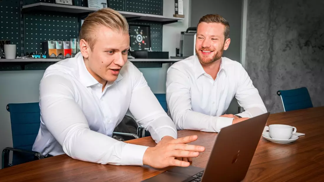 Niklas Rabanus und Samuel Koch von der KONUS & Partner GmbH: Mitarbeitergewinnung und -bindung - Doppelter Mehrwert für kleine IT-Unternehmen - Bild: presseportal.de