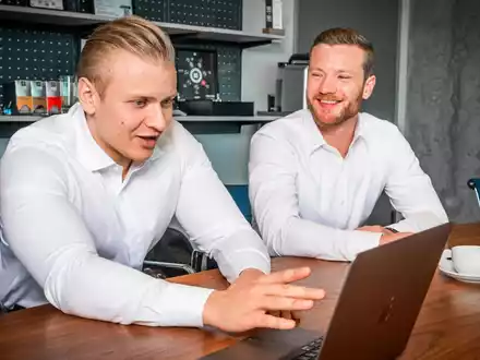 Niklas Rabanus und Samuel Koch von der KONUS & Partner GmbH: Mitarbeitergewinnung und -bindung - Doppelter Mehrwert für kleine IT-Unternehmen - Foto: presseportal.de