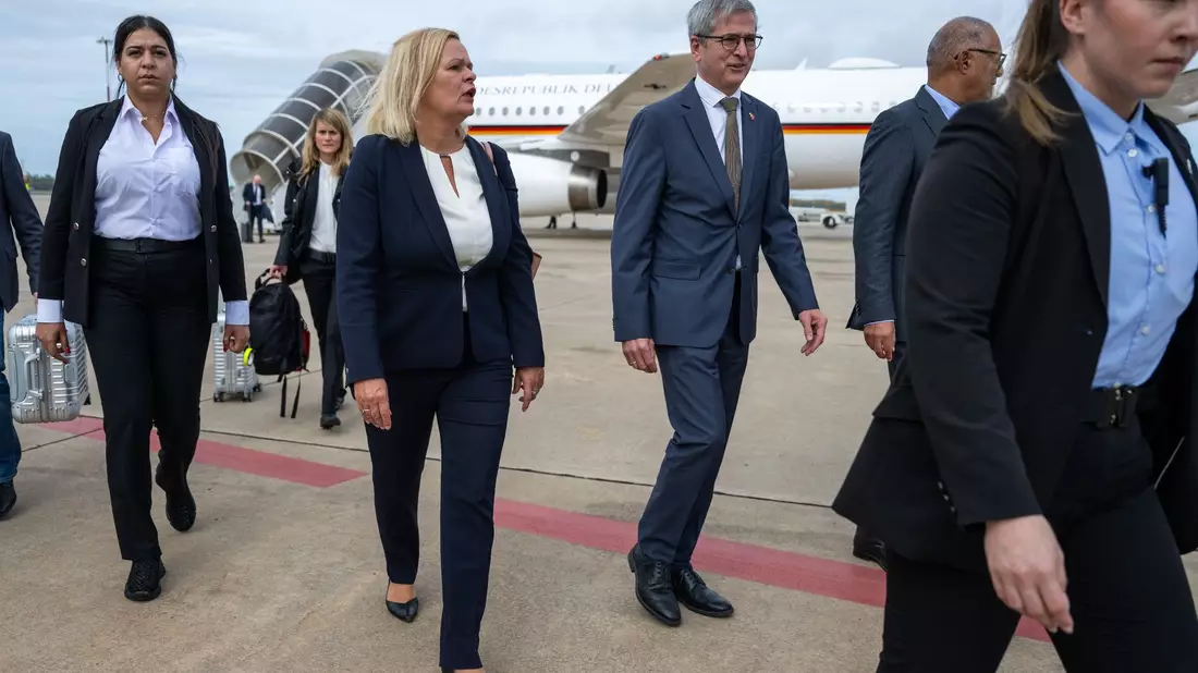 Für die Bundesregierung will Innenministerin Nancy Faeser ein Abkommen mit Herkunftsländern von Migranten wie Marokko schließen. Dazu flog sie nach Rabat. - Bild: Christophe Gateau/dpa
