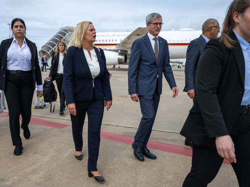 Für die Bundesregierung will Innenministerin Nancy Faeser ein Abkommen mit Herkunftsländern von Migranten wie Marokko schließen. Dazu flog sie nach Rabat. - Foto: Christophe Gateau/dpa