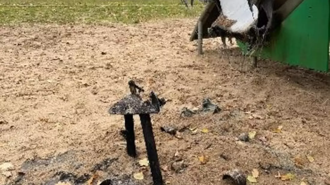 POL-SE: Henstedt-Ulzburg - Gemeinschädliche Sachbeschädigung - Unbekannte Täter zünden Kinderrutsche auf Spielplatz an - Polizei bittet um Zeugenhinweise - Bild: presseportal.de