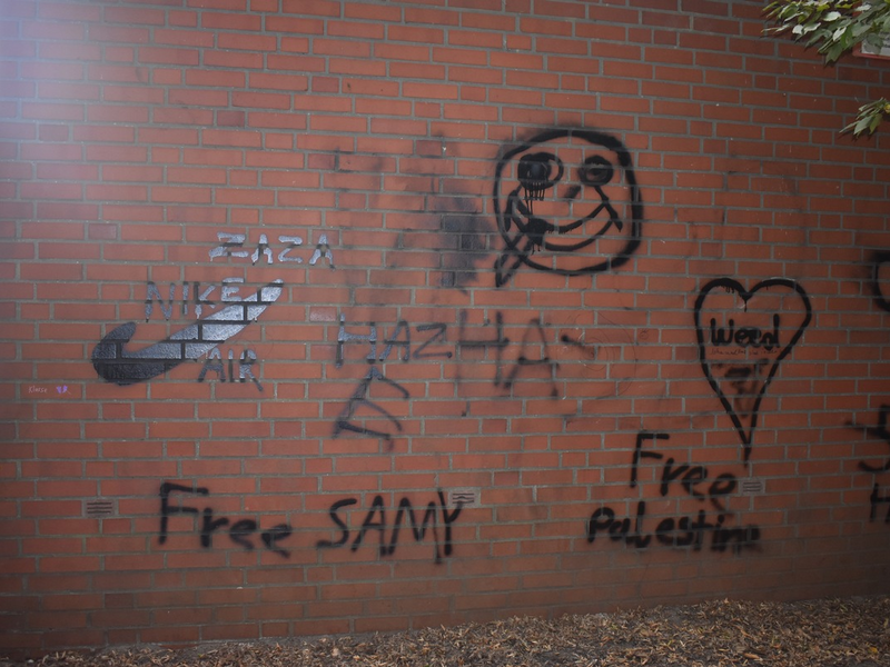 POL-EL: Haren - Schulgebäude mit Free Palestine und Teile des Schulgeländes mit einem Hakenkreuz beschmiert - Foto: presseportal.de