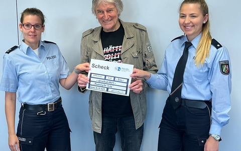 POL-DN: Polizei Düren spendet an Aktion Running for Kids - Foto: presseportal.de