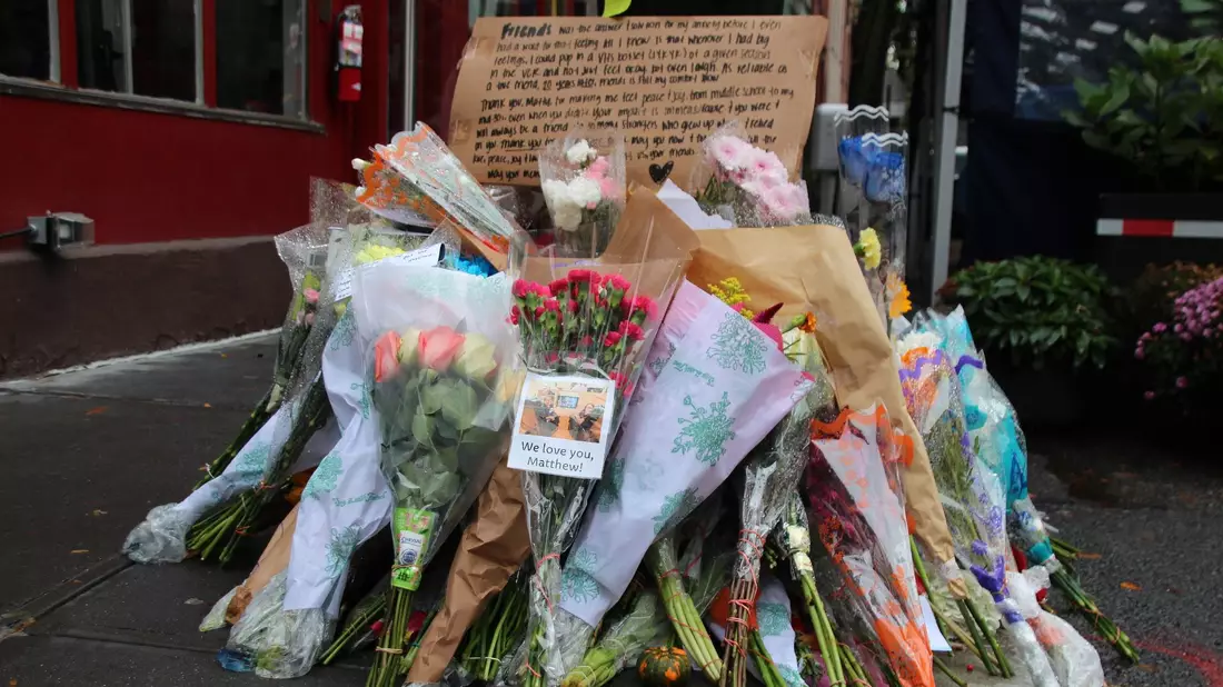 Blumen und Botschaften im Gedenken an  Matthew Perry vor dem «Friends»-Haus in New York. - Bild: Christina Horsten/dpa