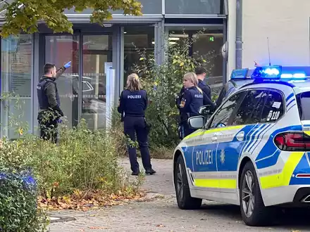 Polizisten stehen vor der kinder- und jugendpsychiatrischen Einrichtung in Regensburg. Viele Fragen zu dem Angriff sind noch offen. - Foto: André Baumgarten/Mediengruppe Bayern /dpa