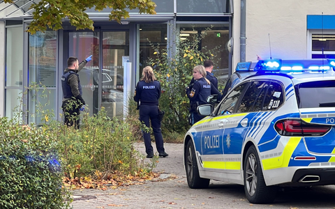 Polizisten stehen vor der kinder- und jugendpsychiatrischen Einrichtung in Regensburg. Viele Fragen zu dem Angriff sind noch offen. - Foto: André Baumgarten/Mediengruppe Bayern /dpa