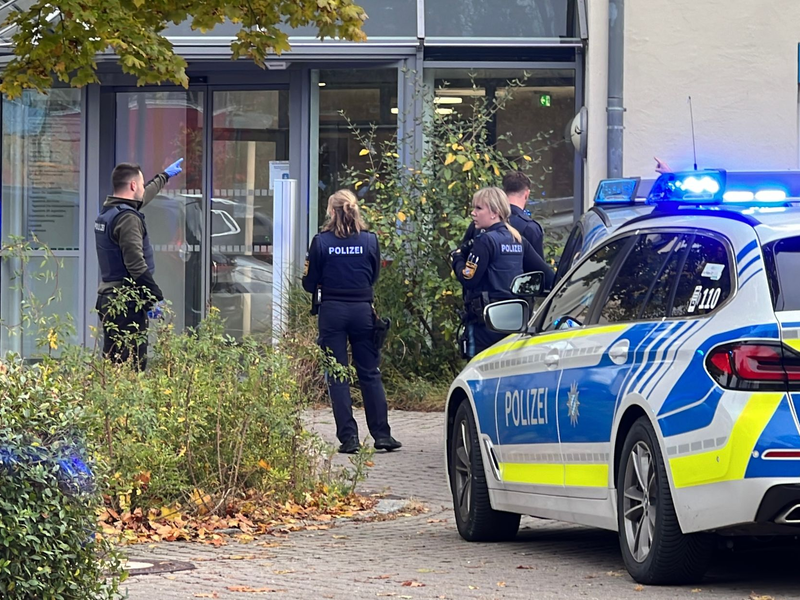 Polizisten stehen vor der kinder- und jugendpsychiatrischen Einrichtung in Regensburg. Viele Fragen zu dem Angriff sind noch offen. - Foto: André Baumgarten/Mediengruppe Bayern /dpa