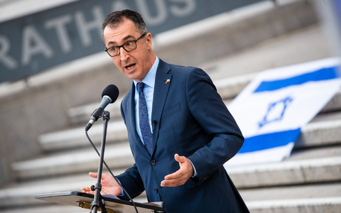 «Es gibt keinen weniger schlimmen Antisemitismus», schreibt Grünen-Politiker Cem Özdemir in einem Gastbeitrag für das Magazin «Stern». - Foto: Christoph Schmidt/dpa
