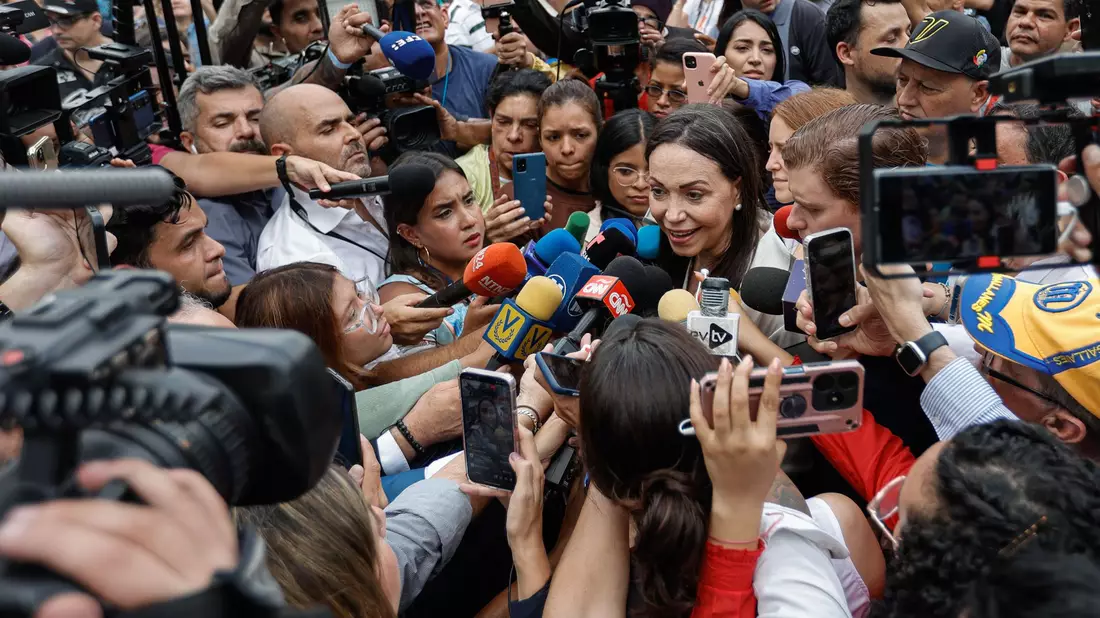 Das ist Nobelpreisträgerin Machado auf einer Kundgebung Anfang des Jahres, bevor sie aus Sorge um ihre Sicherheit untergetaucht ist. (Archivbild) - Bild: Jesus Vargas/dpa