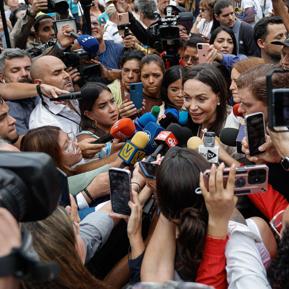 Das ist Nobelpreisträgerin Machado auf einer Kundgebung Anfang des Jahres, bevor sie aus Sorge um ihre Sicherheit untergetaucht ist. (Archivbild) - Foto: Jesus Vargas/dpa