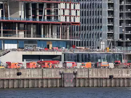 Das Gerüst fiel laut Feuerwehr aus dem achten Obergeschoss ins Untergeschoss. - Foto: Bodo Marks/dpa