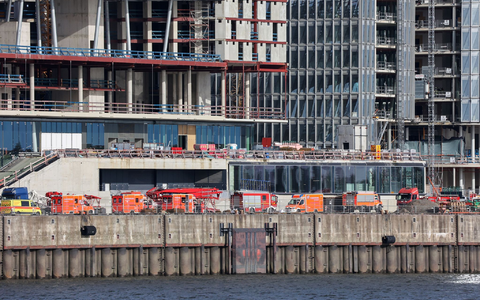 Das Gerüst fiel laut Feuerwehr aus dem achten Obergeschoss ins Untergeschoss. - Foto: Bodo Marks/dpa