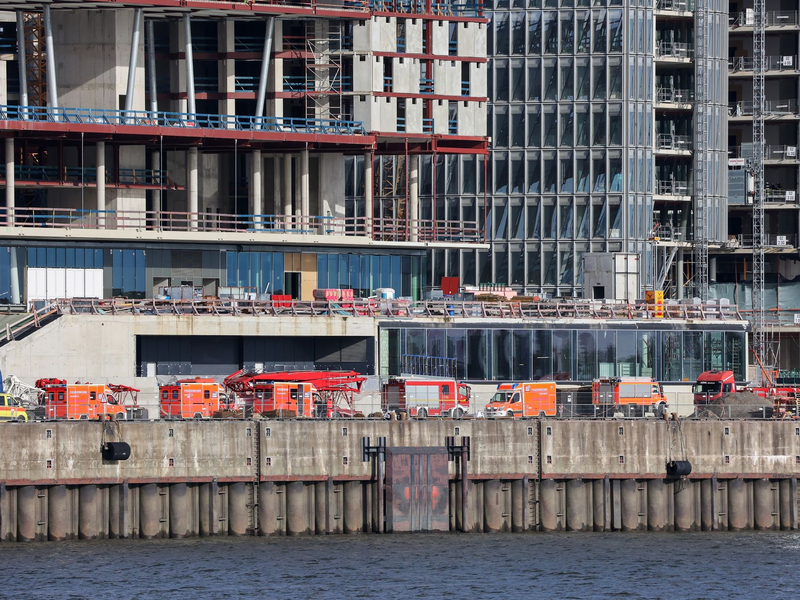 Das Gerüst fiel laut Feuerwehr aus dem achten Obergeschoss ins Untergeschoss. - Foto: Bodo Marks/dpa