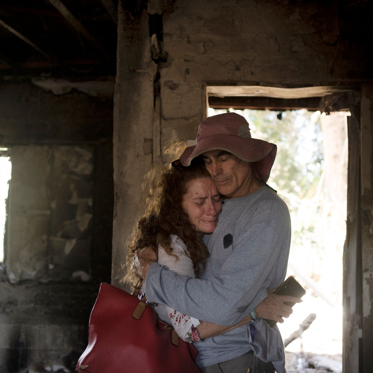 Bewohner des Kibbuz Nir Oz im Süden Israels trauern um ein Opfer der islamistischen Hamas. - Foto: Maya Alleruzzo/AP/dpa