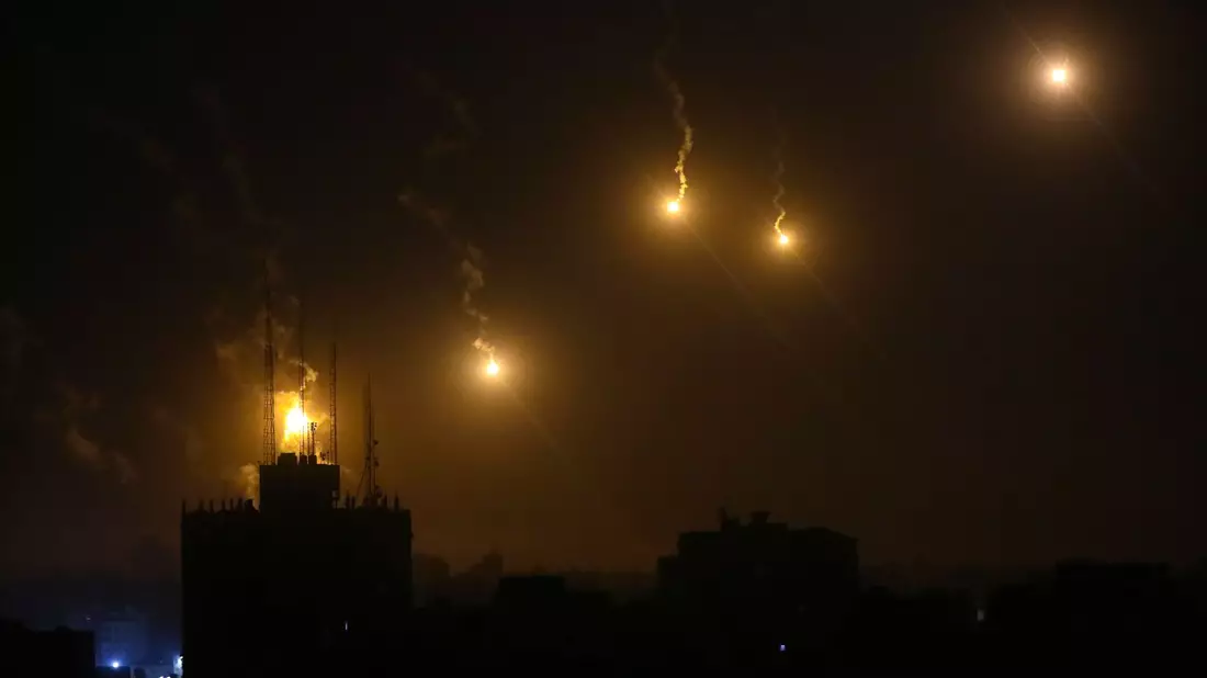 Leuchtraketen der israelischen Streitkräfte erhellen den Nachthimmel über Gaza-Stadt. - Bild: Abed Khaled/AP/dpa