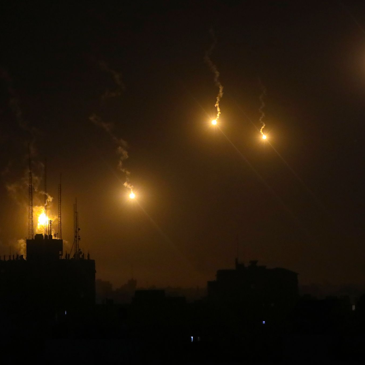 Leuchtraketen der israelischen Streitkräfte erhellen den Nachthimmel über Gaza-Stadt. - Foto: Abed Khaled/AP/dpa