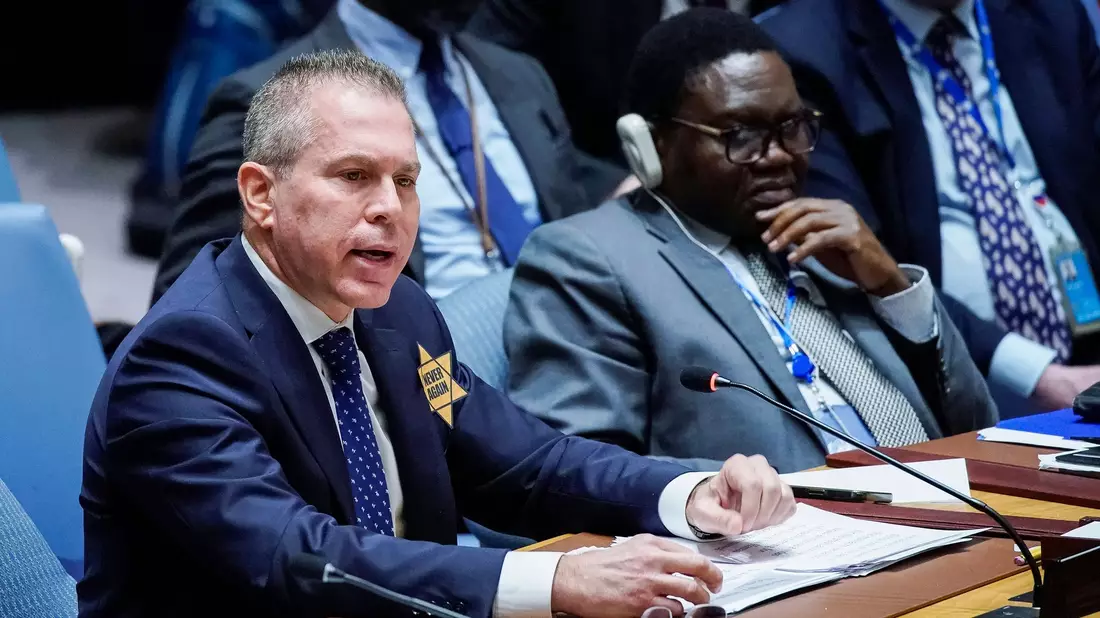 Israels UN-Botschafter Gilad Erdan trägt einen gelben Davidstern mit der Aufschrift «Never Again» («Nie Wieder»). - Bild: Eduardo Munoz Alvarez/AP/dpa