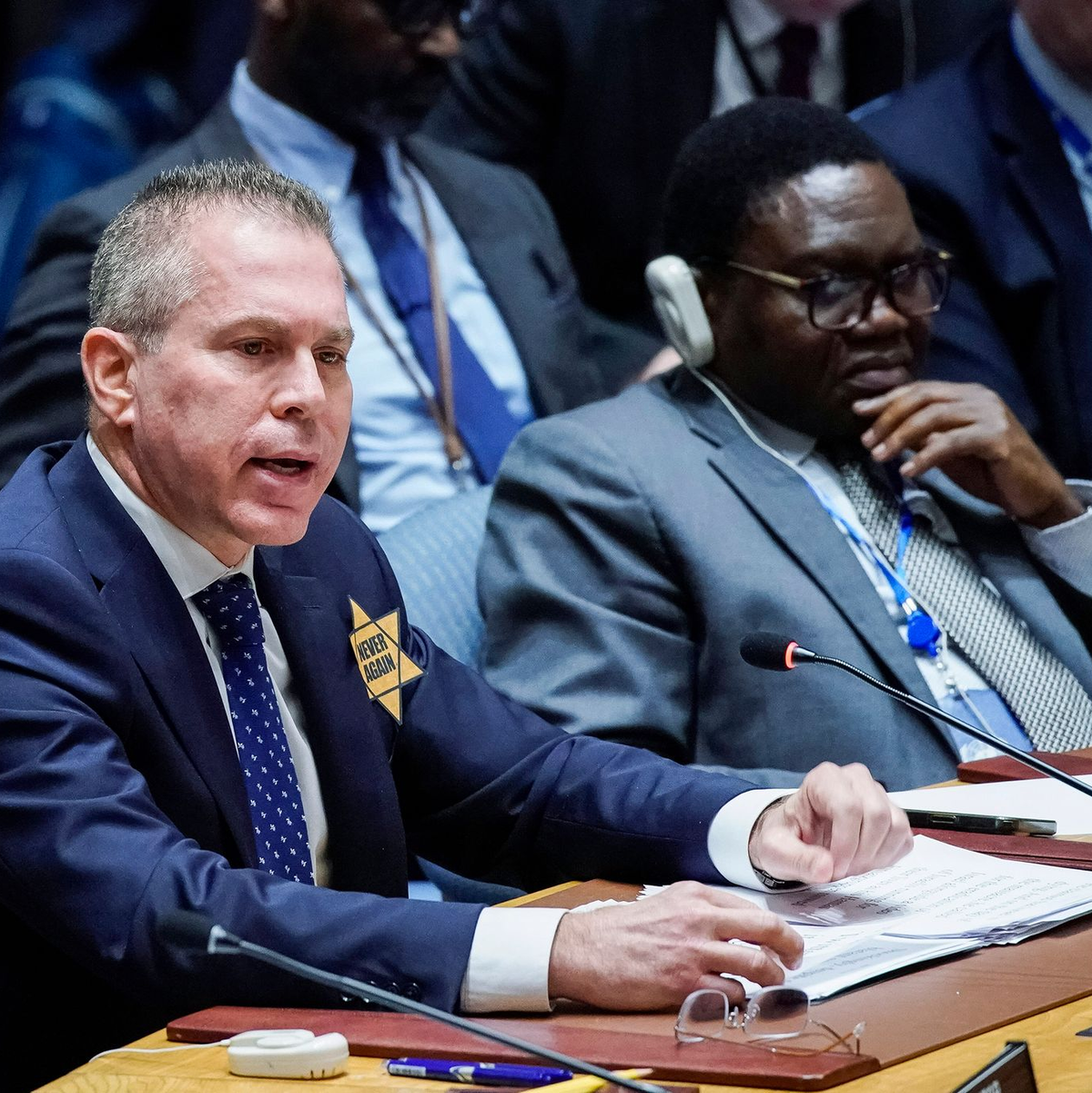 Israels UN-Botschafter Gilad Erdan trägt einen gelben Davidstern mit der Aufschrift «Never Again» («Nie Wieder»). - Foto: Eduardo Munoz Alvarez/AP/dpa