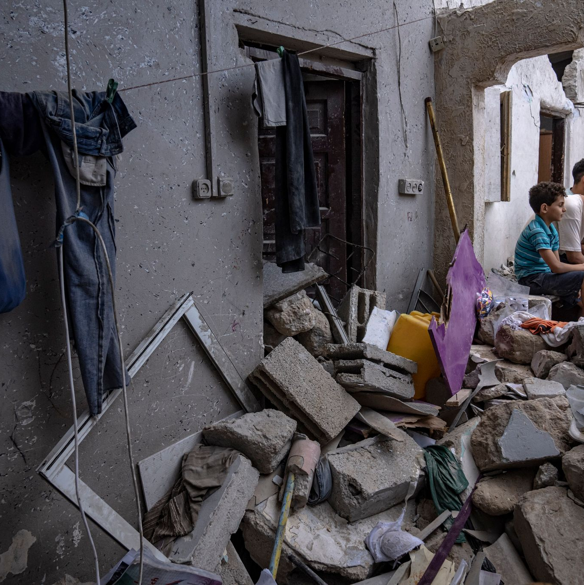 Nachdem es von einem israelischen Luftangriff getroffen wurde, sitzen Palästinenser auf den Trümmern eines Hauses Chan Junis. - Foto: Fatima Shbair/AP